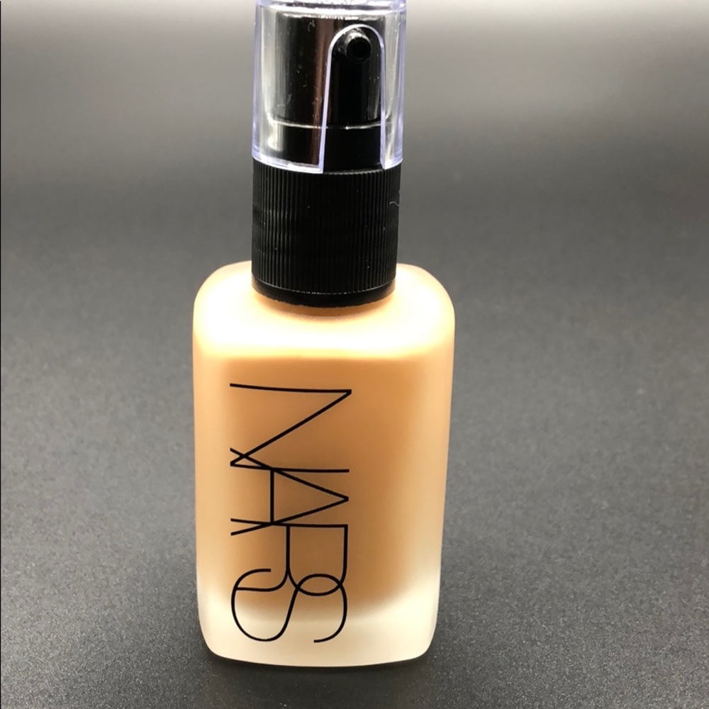 Nars Sheer matte foundation med dark 3